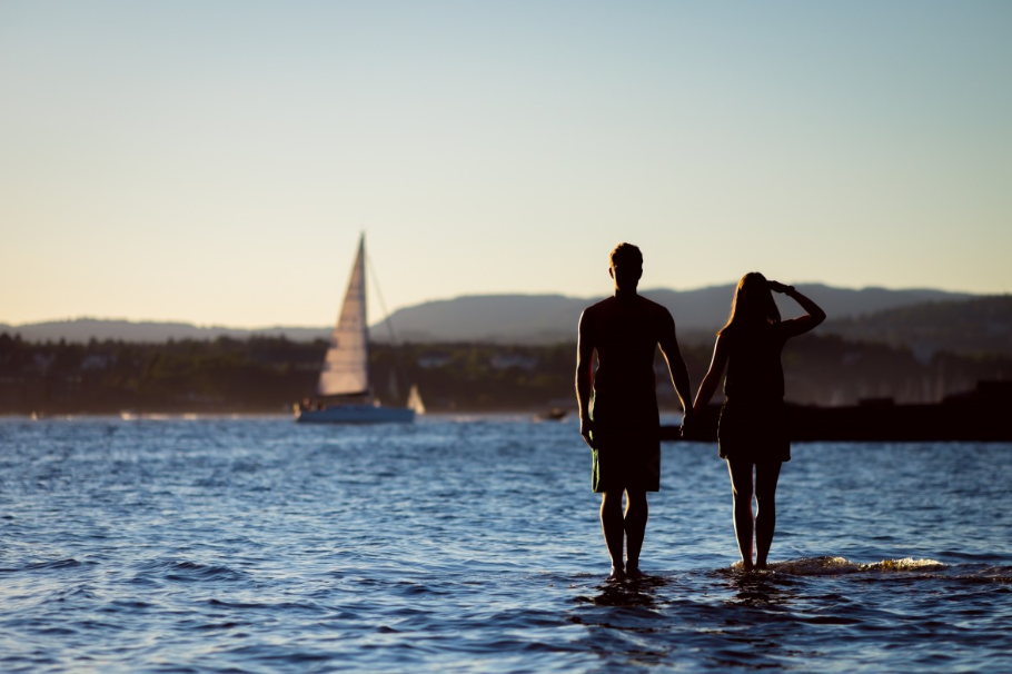 voyage en amoureux paysage mer vacances couple plage