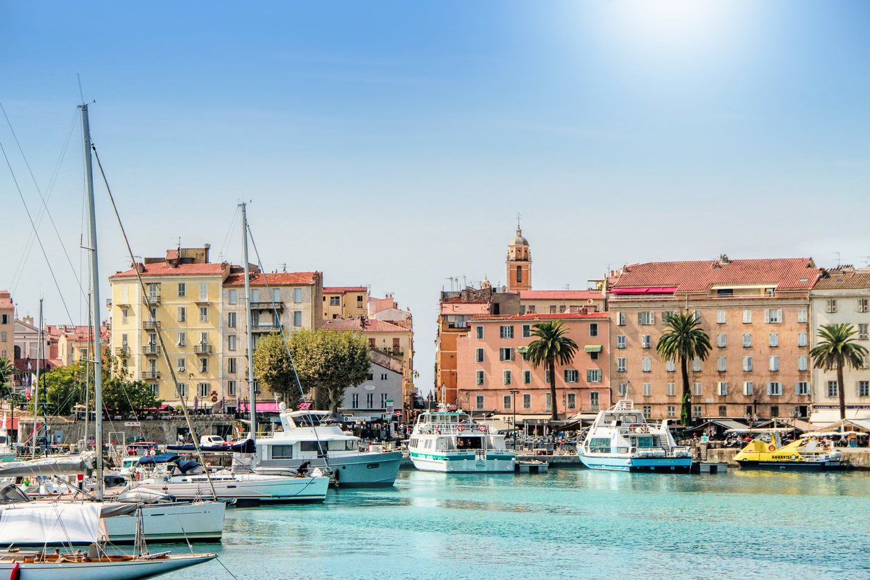 Vue de la ville d'Ajaccio depuis la mer