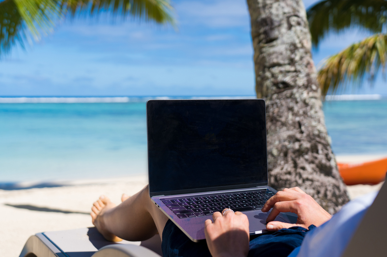 personne en train de travailler sur la plage