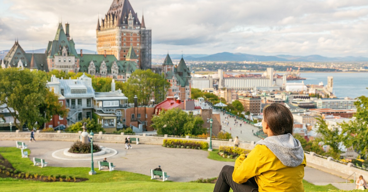 jeune femme qui regarde la vue en haut de la ville