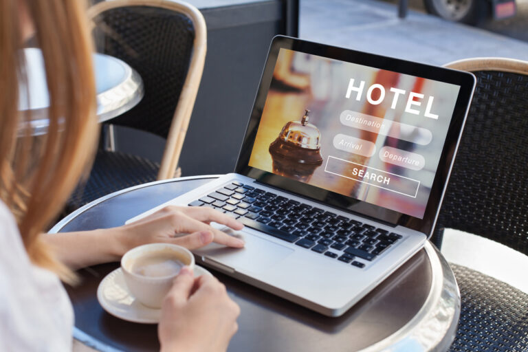 Réservation d'une chambre hôtel sur internet hébergement moins cher