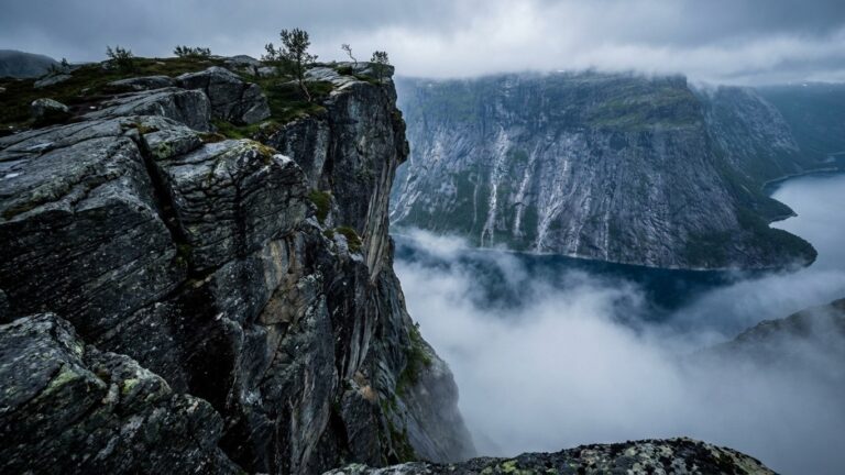 Falaises vertigineuses : les merveilles géologiques qui donnent le vertige