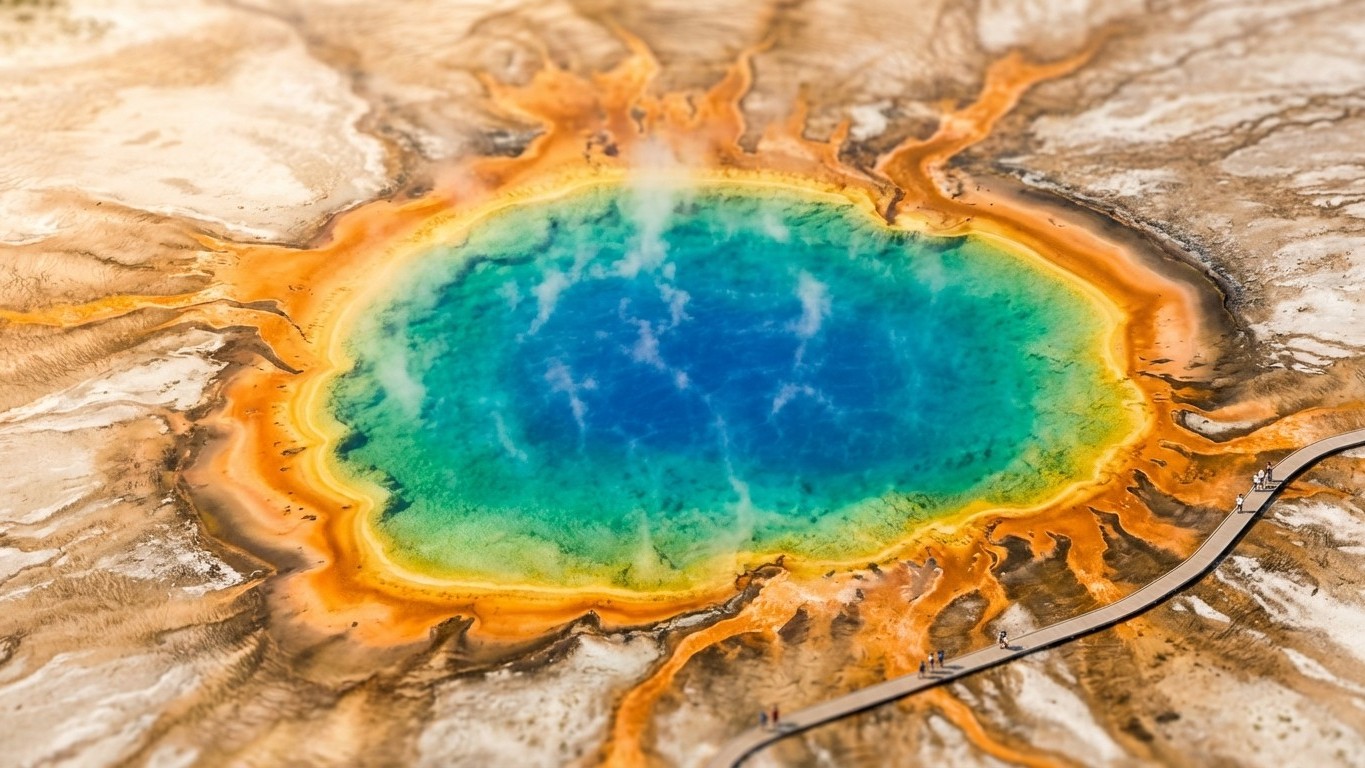 Bassins thermaux colorés : le phénomène naturel derrière ces arc-en-ciel liquides