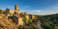 Au détour d'une route oubliée de Provence se cache un village figé dans le temps que plus aucune carte ne signale