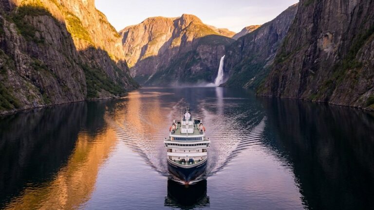 Depuis que j'ai découvert cette croisière dans les fjords norvégiens, je sais que je ne reprendrai plus jamais l'avion pou...