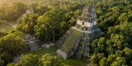 Sous la jungle de ce pays méconnu d'Amérique centrale dormait une cité de pierre oubliée depuis des siècles