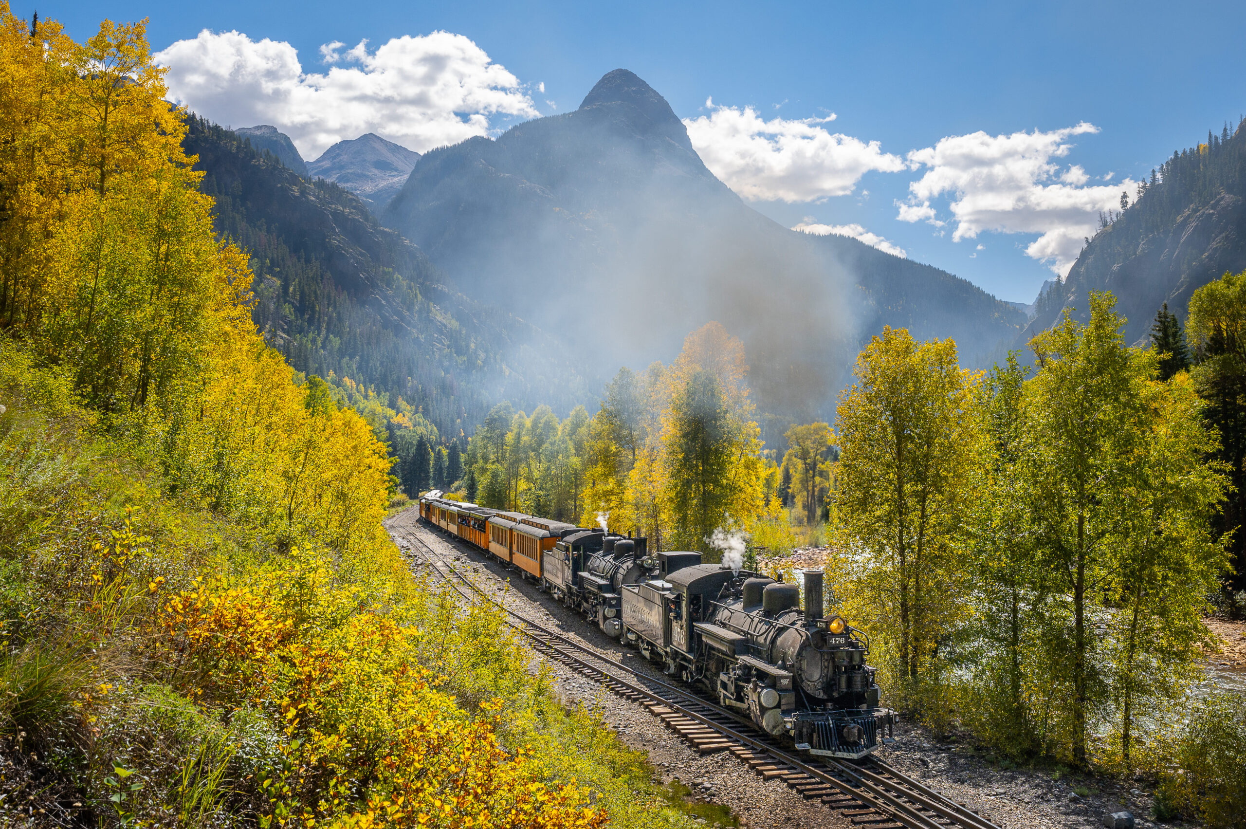 Trembles dorés, ciel bleu et routes tranquilles : l’automne change tout