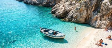 « On adorait les îles grecques » : pourquoi ces voyageurs fidèles filent désormais juste en face, sur la côte albanaise