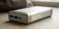 On glisse tous sa batterie externe dans la valise en soute, sauf qu'au tri la valise est sortie et le vol part sans elle