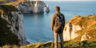 On se presse tous sur le front de mer d’Étretat en août, sauf les visiteurs qui connaissent ce départ à Bénouville