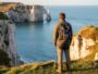 On se presse tous sur le front de mer d’Étretat en août, sauf les visiteurs qui connaissent ce départ à Bénouville