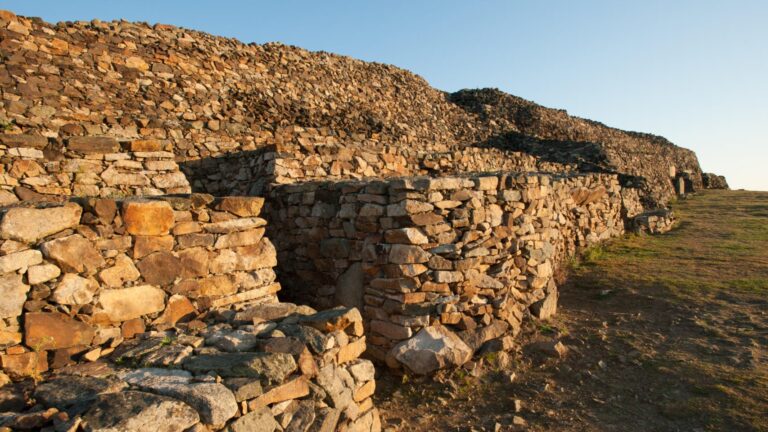 Personne ne pense à y aller : cette baie de Bretagne abrite pourtant le plus ancien monument d'Europe