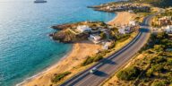 Comment se rendre sur les plages d'Algérie : ferry, avion et routes côtières comparés