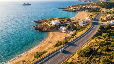 Comment se rendre sur les plages d'Algérie : ferry, avion et routes côtières comparés