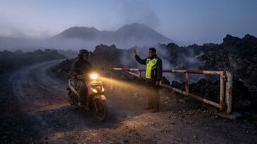J'ai loué un scooter à Probolinggo juste pour monter voir le lever de soleil sur le Bromo : au dernier village, une barriè...