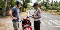 J'ai loué un scooter à Ubud pour visiter Bali autrement : au premier contrôle de police sur la route de Canggu, on m'a dem...
