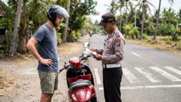 J'ai loué un scooter à Ubud pour visiter Bali autrement : au premier contrôle de police sur la route de Canggu, on m'a dem...