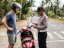 J'ai loué un scooter à Ubud pour visiter Bali autrement : au premier contrôle de police sur la route de Canggu, on m'a dem...