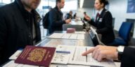 J'ai présenté nos trois passeports au comptoir pour Édimbourg : il manquait une autorisation à 16 £ par personne, bébé com...