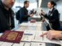 J'ai présenté nos trois passeports au comptoir pour Édimbourg : il manquait une autorisation à 16 £ par personne, bébé com...