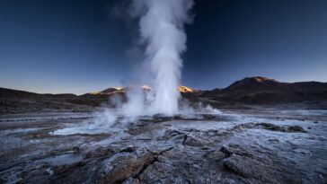 J'ai quitté San Pedro à 4 h du matin pour voir les geysers d'El Tatio fumer : à 4 300 m, devant la barrière, ma carte banc...