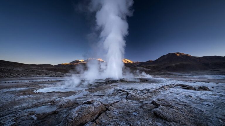 J'ai quitté San Pedro à 4 h du matin pour voir les geysers d'El Tatio fumer : à 4 300 m, devant la barrière, ma carte banc...
