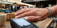 « J'appuyais toujours sur payer en euros pour savoir combien ça me coûtait » : ce bouton ajoute 3 à 8 % au taux de ma banque