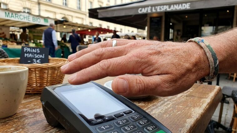 « J'appuyais toujours sur payer en euros pour savoir combien ça me coûtait » : ce bouton ajoute 3 à 8 % au taux de ma banque