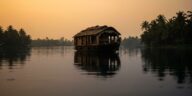 « Je croyais qu'on naviguerait jusqu'au matin » : à l'embarcadère d'Alleppey, on m'a expliqué ce qui se passe dès que le s...