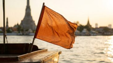 Les Bangkokiens ne montent jamais dans la navette vendue sur le ponton : le bateau qu'ils attendent porte un drapeau de co...