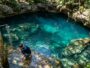 Les guides mayas font toujours passer les visiteurs sous la douche avant de descendre dans le cénote et ce n'est pas pour ...