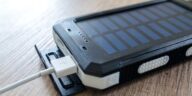 Les habitués des vols asiatiques collent toujours un bout de ruban sur leur batterie externe et ce n'est pas pour éviter l...