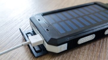 Les habitués des vols asiatiques collent toujours un bout de ruban sur leur batterie externe et ce n'est pas pour éviter l...