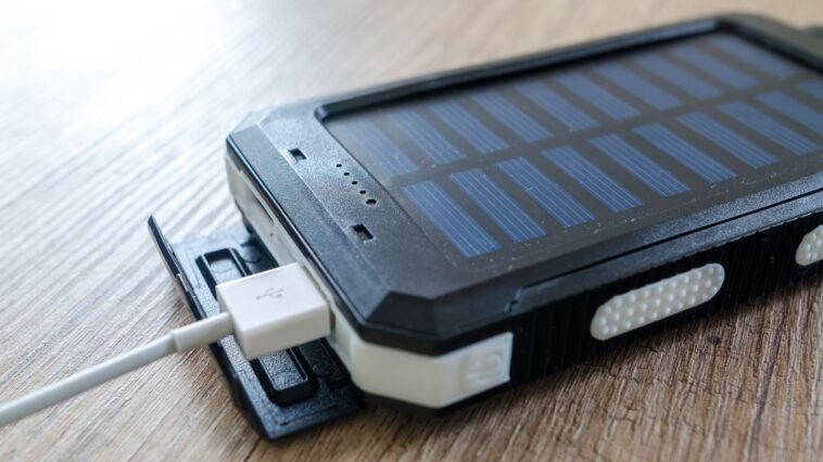 Les habitués des vols asiatiques collent toujours un bout de ruban sur leur batterie externe et ce n'est pas pour éviter l...