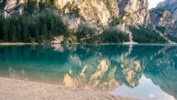 « On devait y rester trois jours, on y est restés dix » : ce lac turquoise de 35 km où il faut arriver avant 10 h