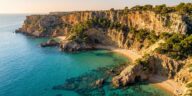 Plages de Béjaïa : les criques incontournables entre falaises et eaux cristallines