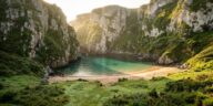 Plus personne ne descend à Gulpiyuri en fin de matinée : voici le moment que les Asturiens choisissent (et l'eau est à 24 °C)