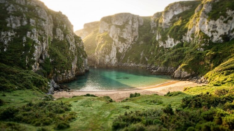 Plus personne ne descend à Gulpiyuri en fin de matinée : voici le moment que les Asturiens choisissent (et l'eau est à 24 °C)